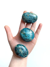 Load image into Gallery viewer, Apatite Palm Stone