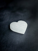 Load image into Gallery viewer, Selenite Heart Plate